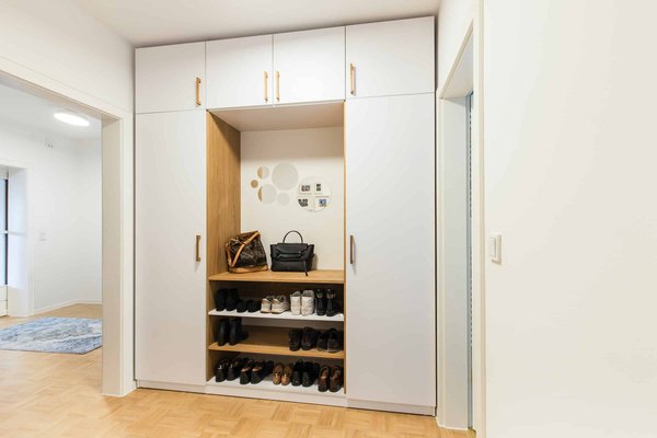 Comment créer un espace de rangement efficace dans un couloir étroit d'appartement ?