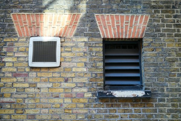 Quelle méthode utiliser pour réparer une grille de ventilation antique en fonte?